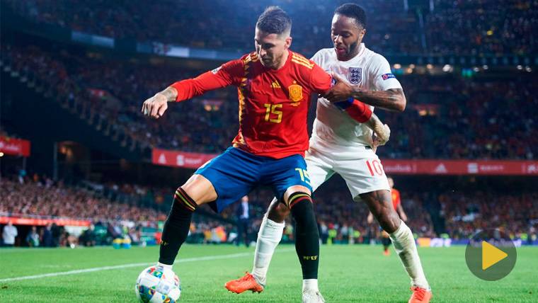 Sergio Bouquets and Raheem Sterling during a duel between Spain and England