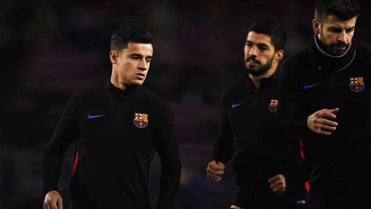 Philippe Coutinho, during a warming beside Luis Suárez
