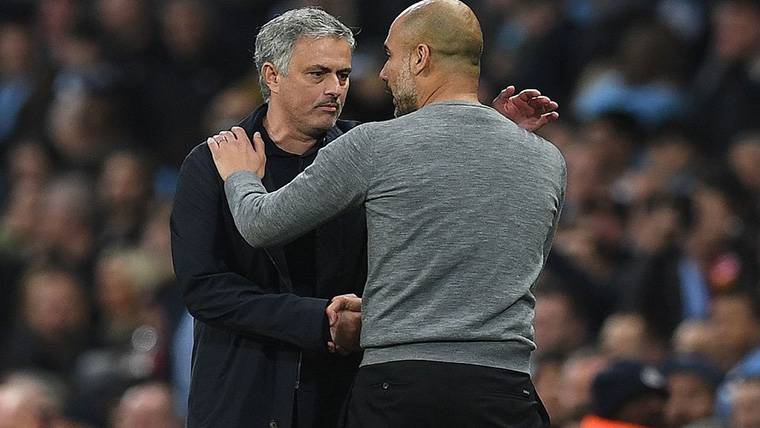 Apretón de manos entre Guardiola y Mourinho antes de un City-United