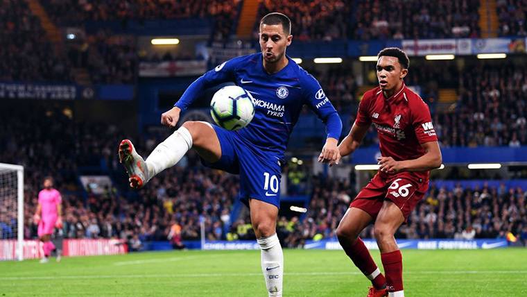 Eden Hazard, controlando un balón contra el Liverpool