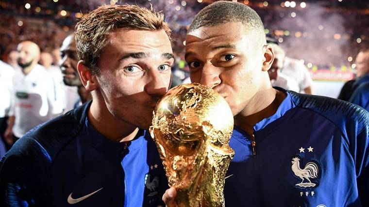 Antoine Griezmann, junto a Mbappé besando la Copa del Mundo
