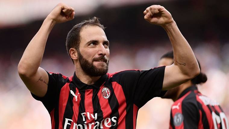Gonzalo Higuaín, celebrating a marked goal with the AC Milan