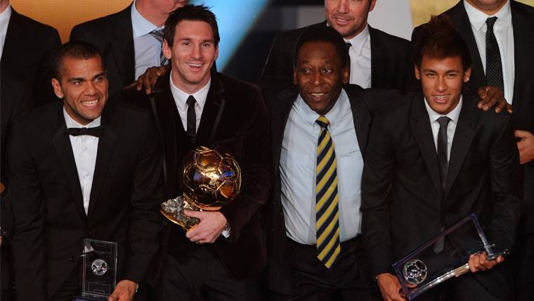 Pelé junto a Dani Alves, Leo Messi y Neymar en una gala del Balón de Oro