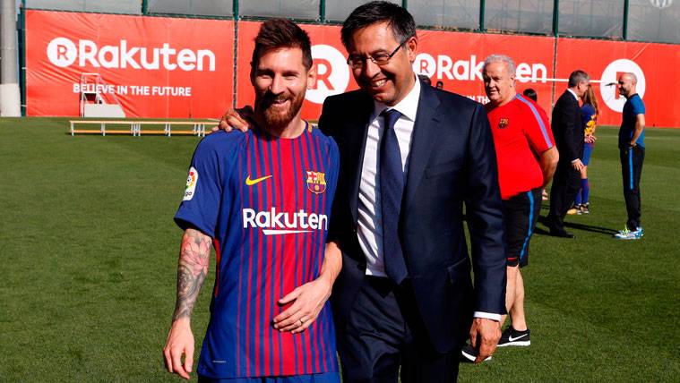 Leo Messi and Josep Maria Bartomeu in the official photo of the Barça | FCB