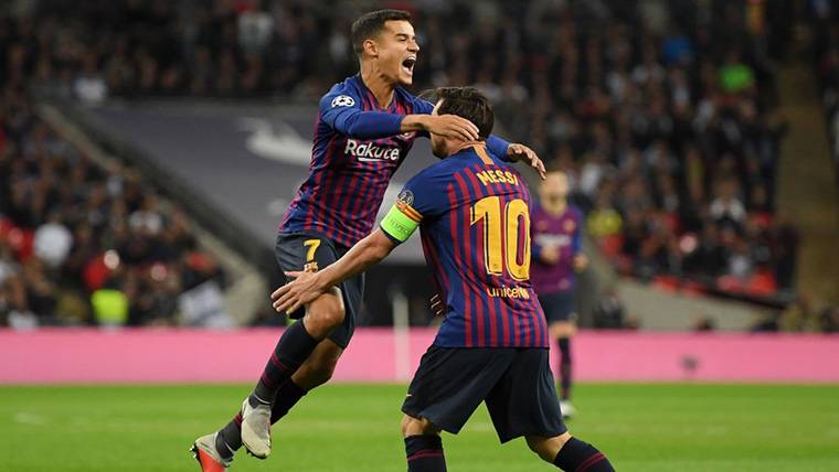 Philippe Coutinho, celebrando un gol con Leo Messi en el Barça