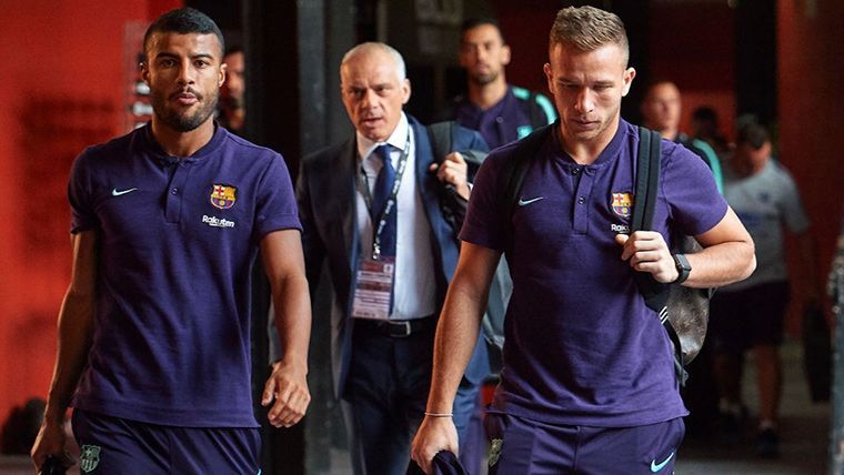 Arthur Melo, beside Rafinha accessing to the installations of the Camp Nou