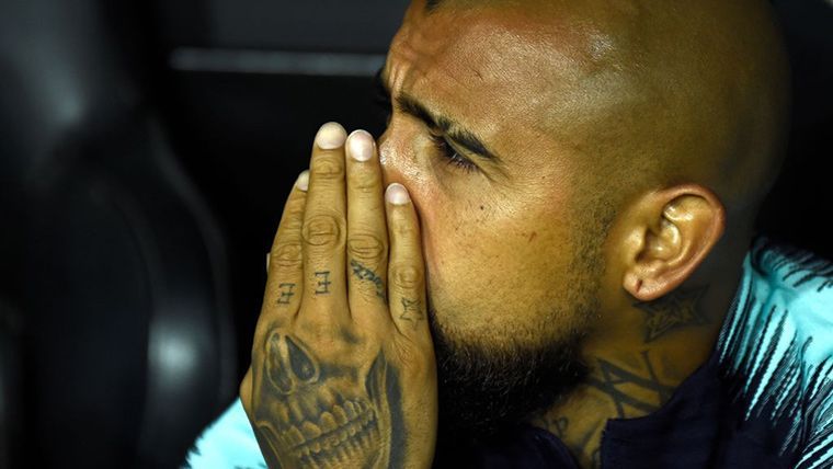 Arturo Vidal, seated in the bench of the FC Barcelona