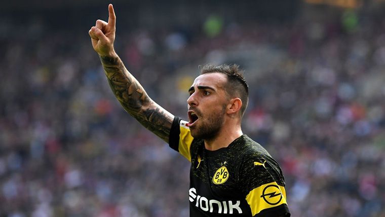 Paco Alcácer, protestando un fuera de juego señalado en su contra