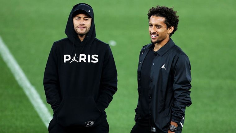 Marquinhos, beside Neymar Jr before a party of the PSG