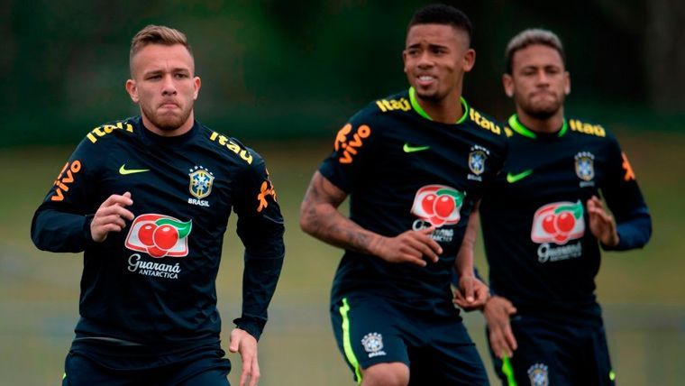 Arthur, Gabriel Jesus y Neymar en un entrenamiento de la selección brasileña