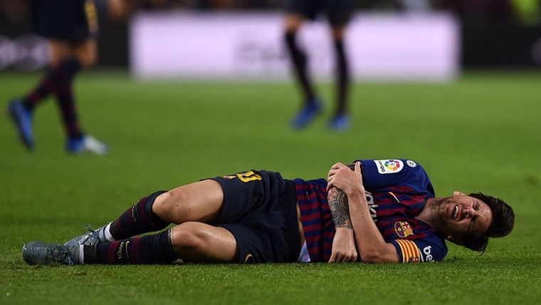 Leo Messi, lesionado con el FC Barcelona sobre el césped del Camp Nou