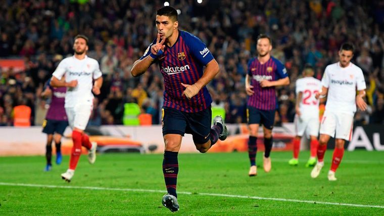 Luis Suárez celebrates a goal with the FC Barcelona