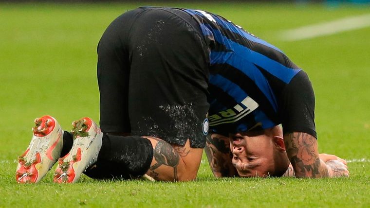 Radja Nainggolan se lamenta tras lesionarse en un Inter-Milan