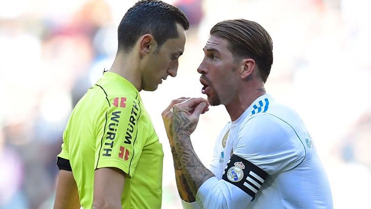 Sergio Ramos y Sánchez Martínez, discutiendo en un Clásico
