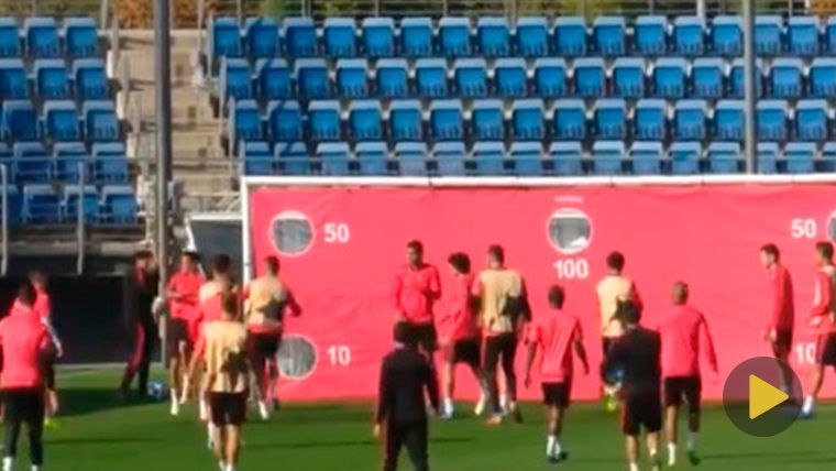 Sergio Ramos, agrediendo a Reguilón con dos balonazos