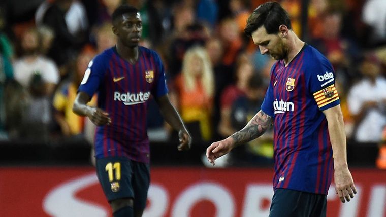 Ousmane Dembélé And Leo Messi, during a change with the FC Barcelona