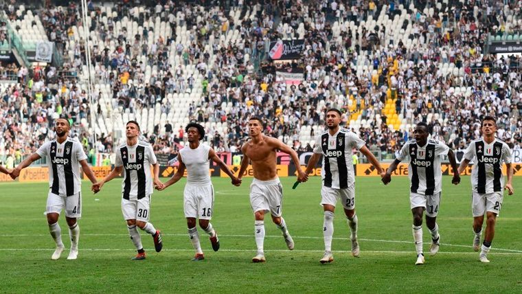 The players of the Juventus celebrate a victory in the Series To