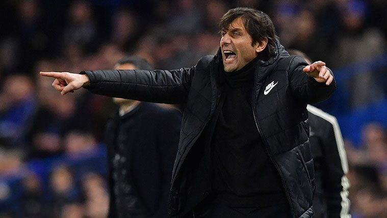 Antonio Conte en un partido con el Chelsea
