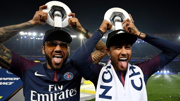 Dani Alves y Neymar Jr, bromeando al levantar un trofeo con el PSG