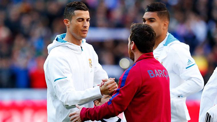 Cristiano Ronaldo and Leo Messi greet theirselves  before a Clásico
