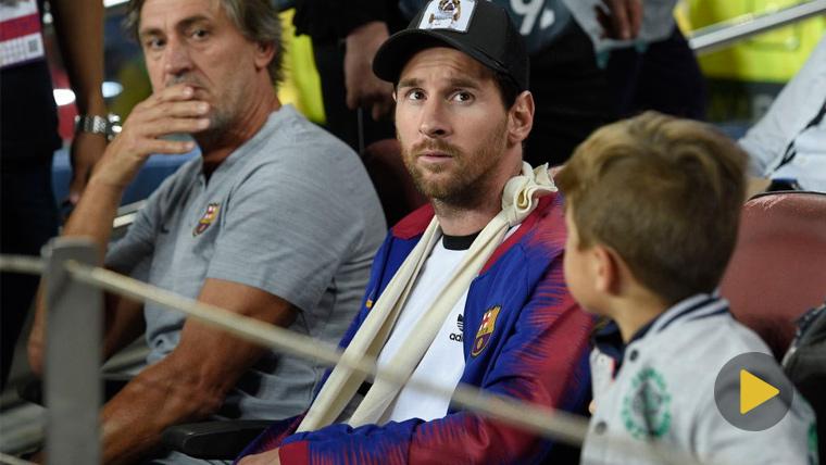 Leo Messi presencia un partido del FC Barcelona