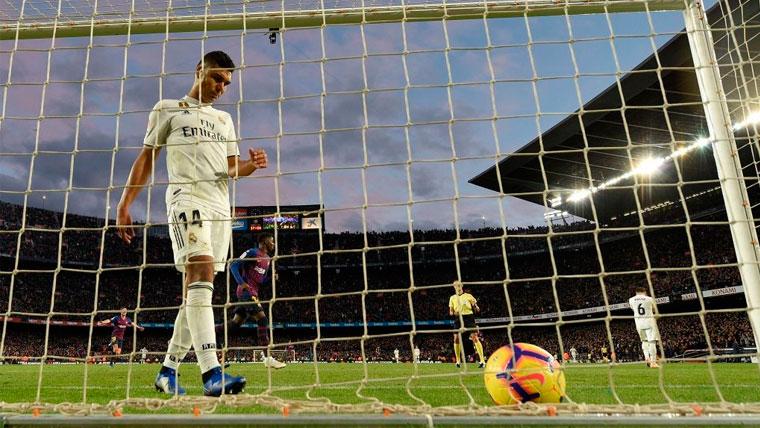 Casemiro se lamenta tras un gol del FC Barcelona en el Clásico