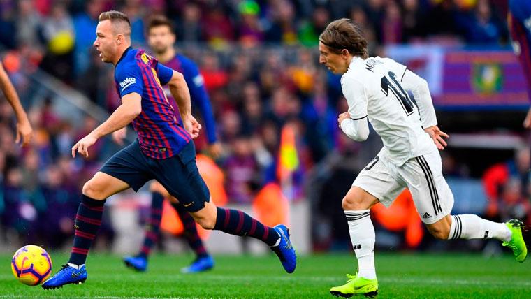 Arthur en un partido con el FC Barcelona