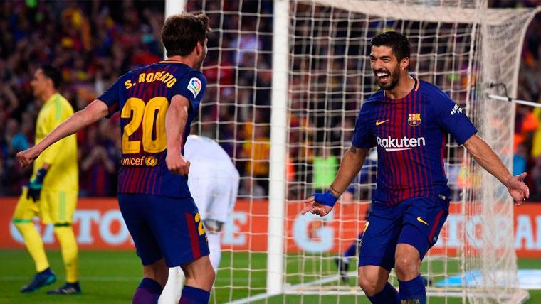 Sergi Roberto y Luis Suárez celebran un gol en el Clásico