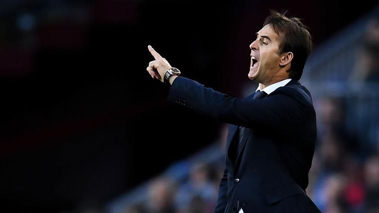 Julen Lopetegui, giving indications during a party of the Real Madrid