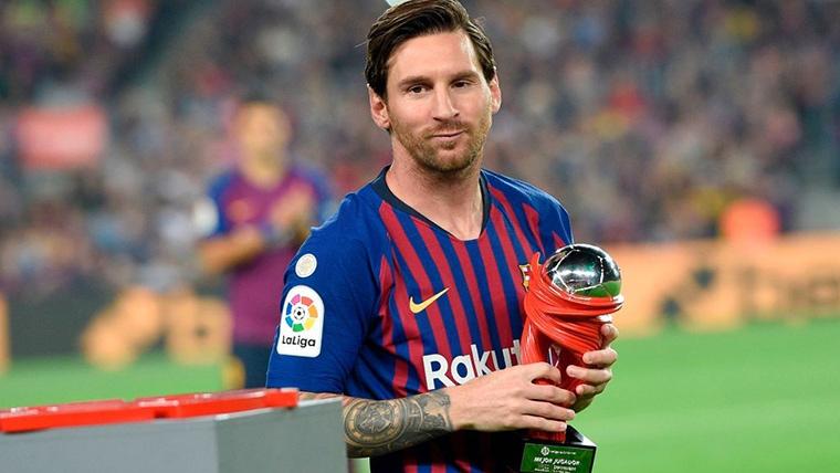 Leo Messi, receiving the prize to the month of September of LaLiga
