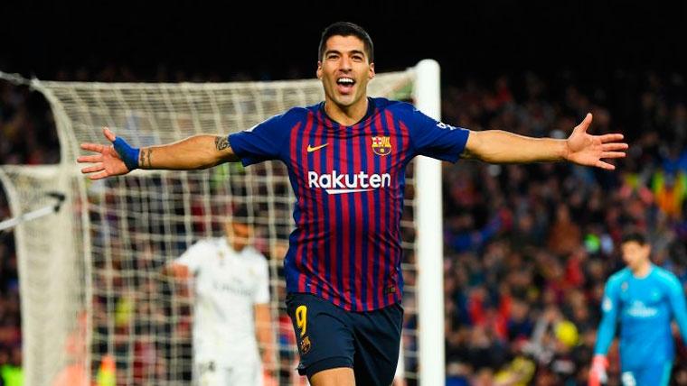 Luis Suárez celebrates a goal with the FC Barcelona