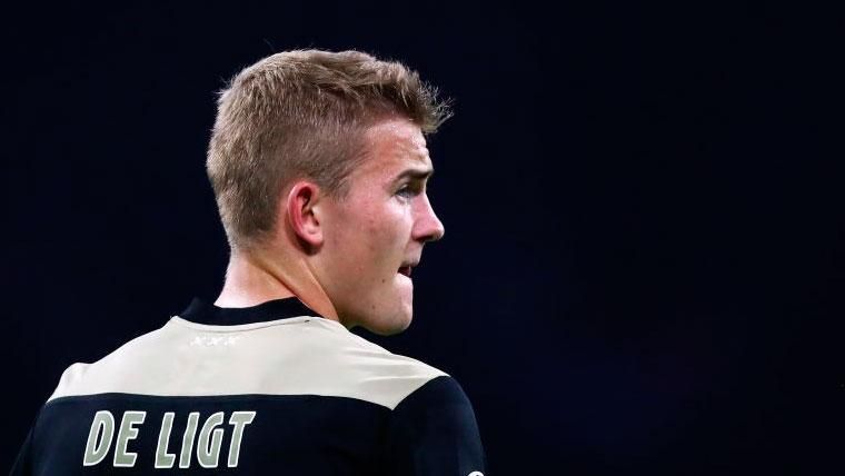 Matthijs de Ligt en un partido con el Ajax