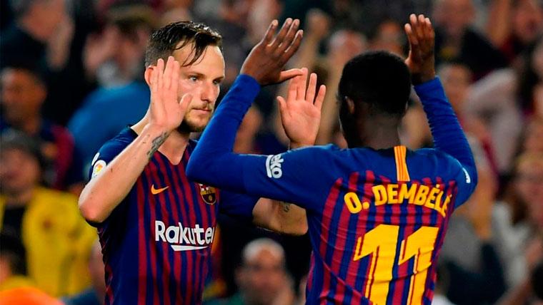 Ivan Rakitic y Ousmane Dembélé celebran un gol del FC Barcelona