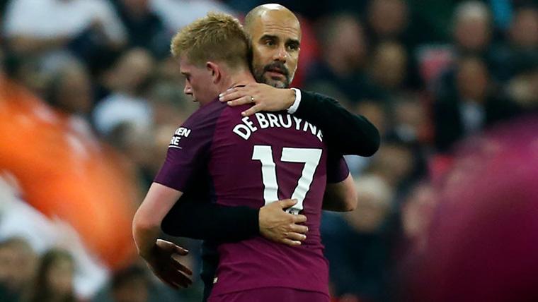 Kevin De Bruyne y Pep Guardiola, tras un cambio en un partido