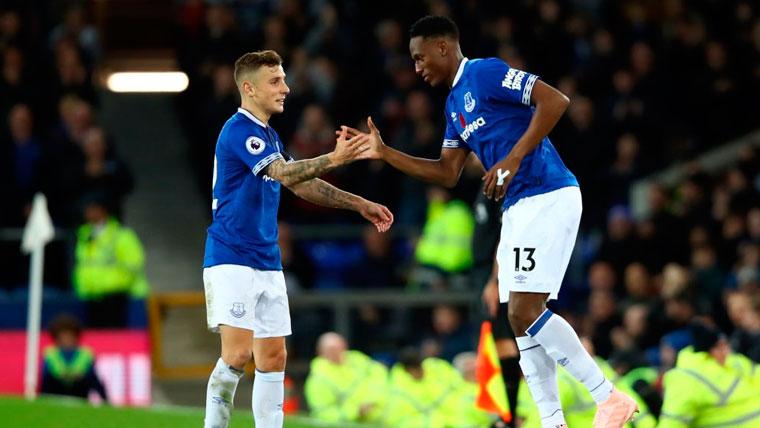 Lucas Digne and Yerry Mina greet  in a party of the Everton