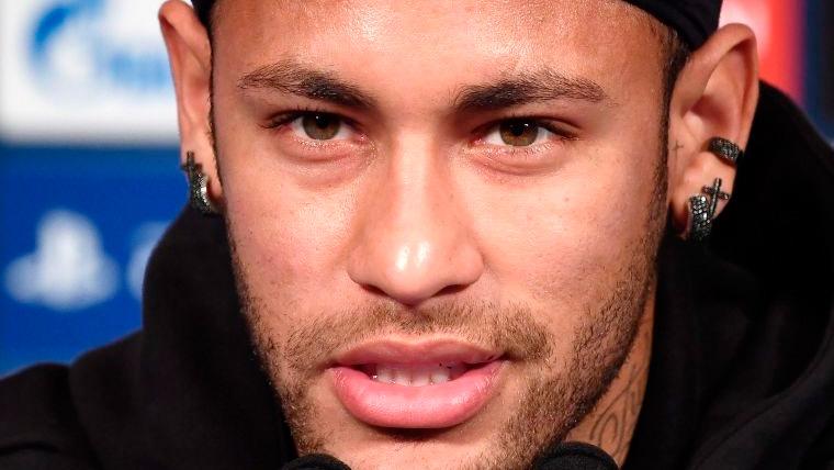 Neymar en una rueda de prensa del PSG