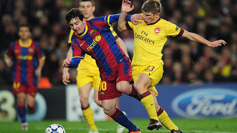 Andrey Arshavin, luchando por arrebatar un balón a Leo Messi