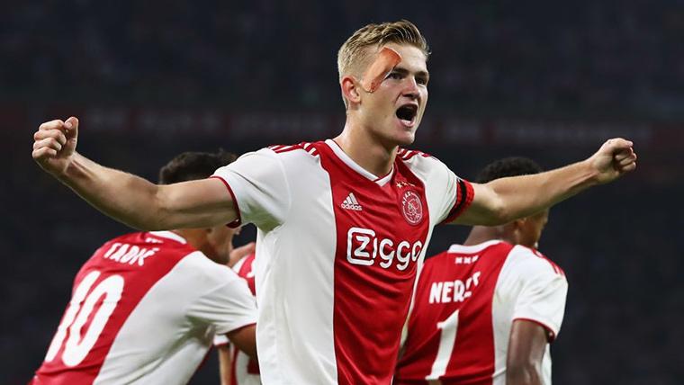 Matthijs Of Ligt, celebrating a marked goal with the Ajax