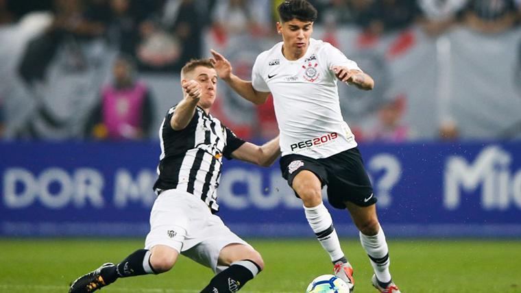 Leo Santos, realizando una acción defensiva con el Corinthians