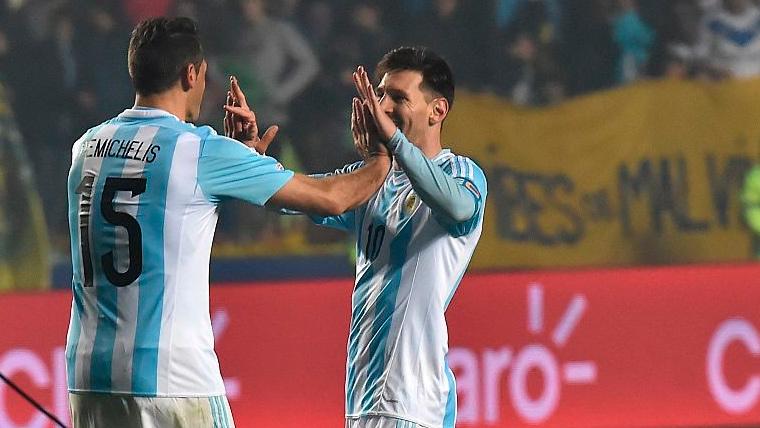 Martín Demichelis and Leo Messi celebrate a victory of the Argentinian selection