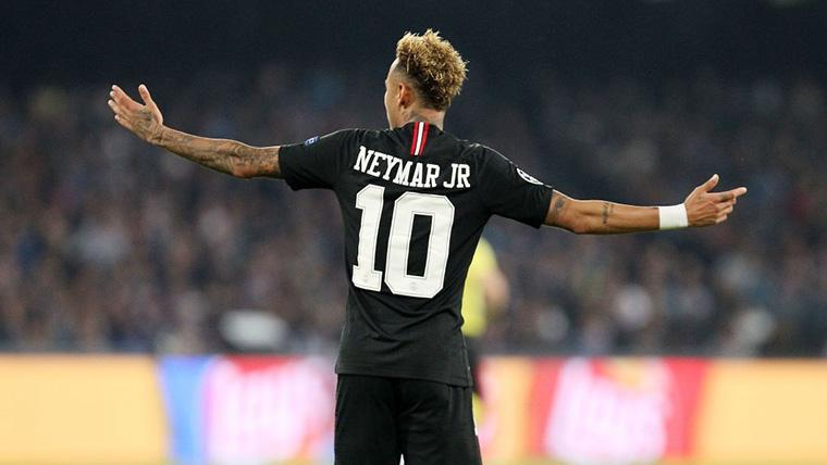 Neymar Jr, protestando una acción con el Paris Saint-Germain