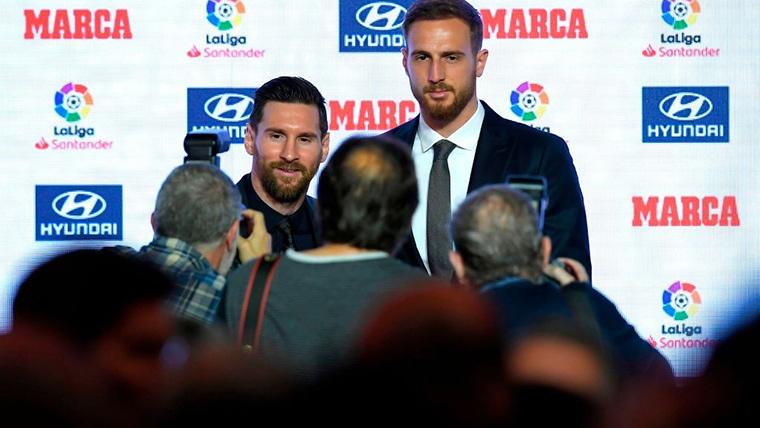 Leo Messi and Jan Oblak, during the gala of the Marca Awards
