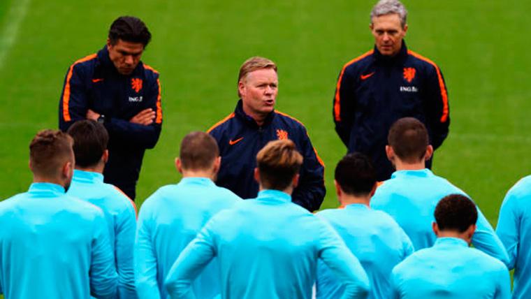 Ronald Koeman, giving a talk to his players of the selection of Holland
