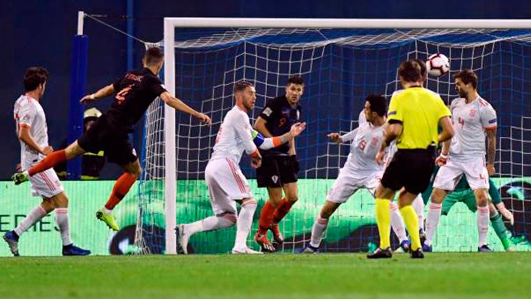 España, defendiendo una jugada peligrosa de la selección de Croacia