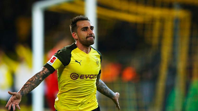 Paco Alcácer, celebrating a marked goal with the Borussia Dortmund