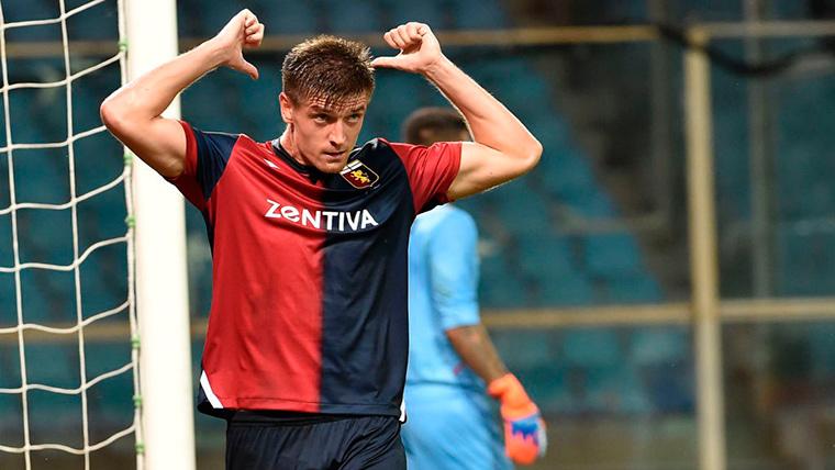 Krzysztof Piatek, celebrando un gol marcado con el Genoa