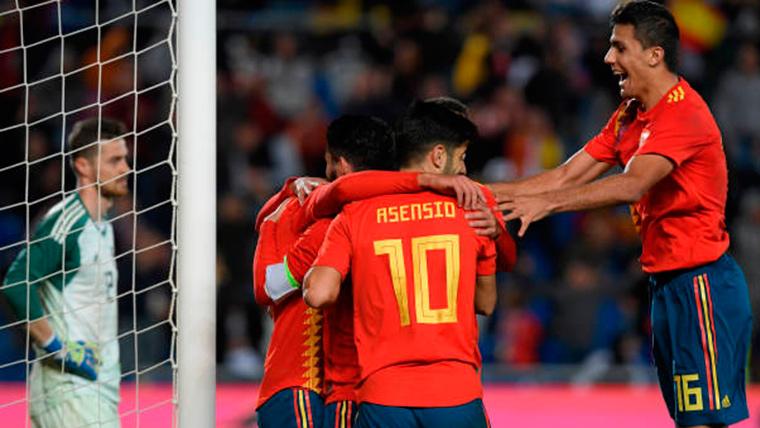 España, celebrando el gol de Brais Méndez contra Bosnia