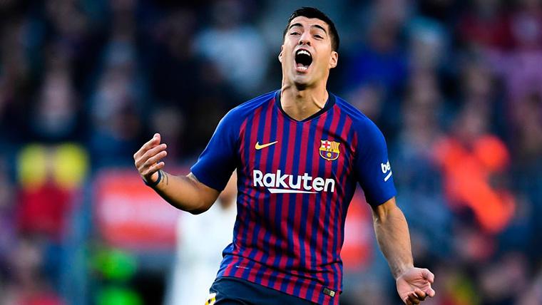 Luis Suárez, protesting an action to the referee of the party