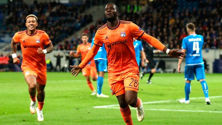 Tanguy Ndombèlé celebra un gol con el Olympique de Lyon