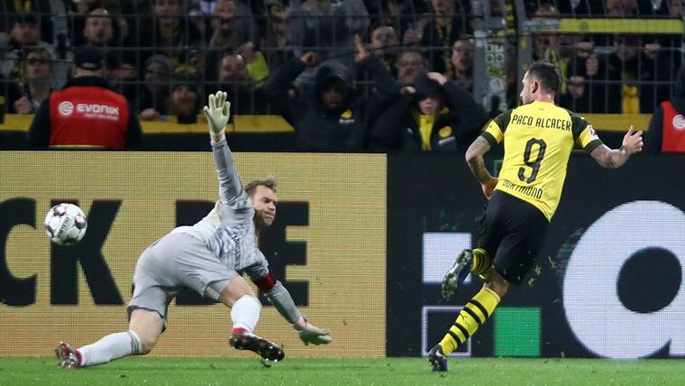 Paco Alcácer, marking a goal with the Borussia Dortmund